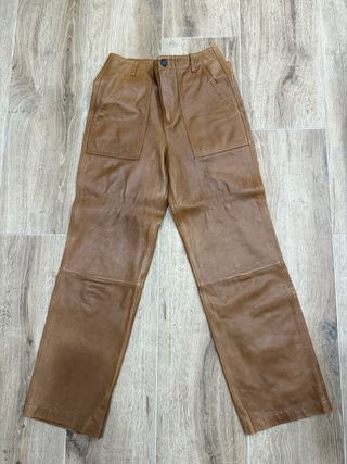 Pantalones marrones efecto piel Zara