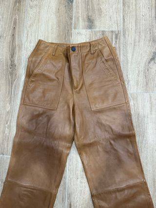 Pantalones marrones efecto piel Zara