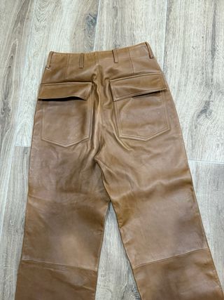 Pantalones marrones efecto piel Zara