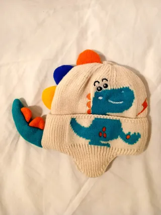 Berretto per bambini con dinosauro beige e blu