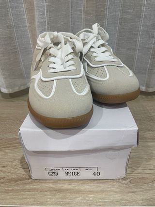 Deportivas beige y blancas Talla 40
