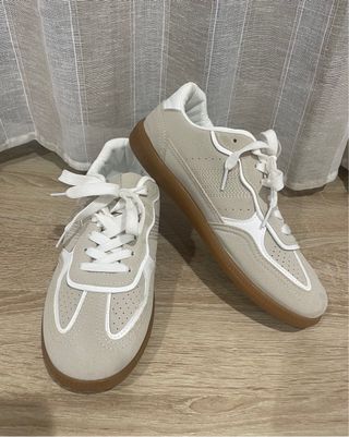 Deportivas beige y blancas Talla 40