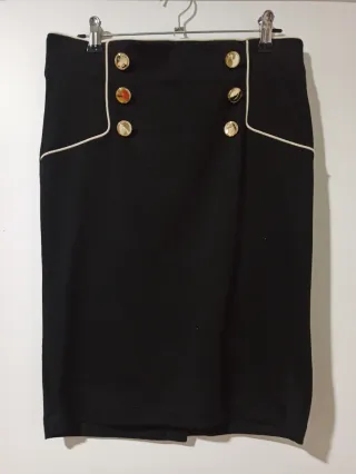 Falda negra Forever 21 botones dorados