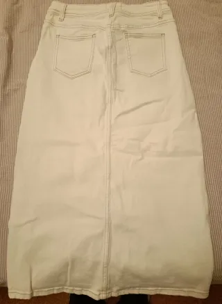 Falda larga blanca con botones