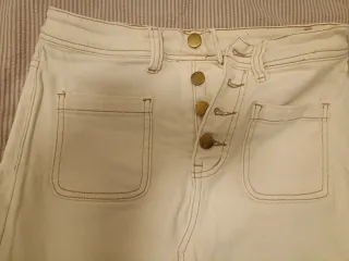 Falda larga blanca con botones