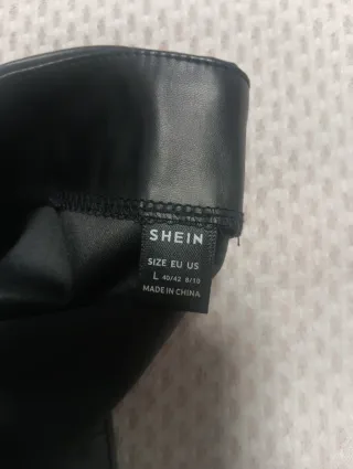 Falda corta efecto piel cremallera