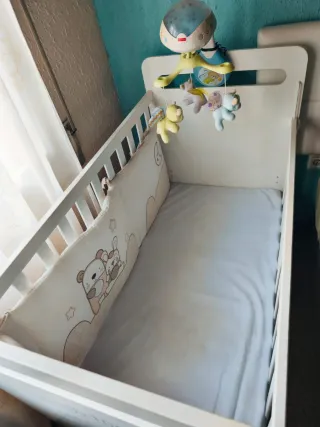 Cuna de bebé con colchón