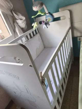 Cuna de bebé con colchón