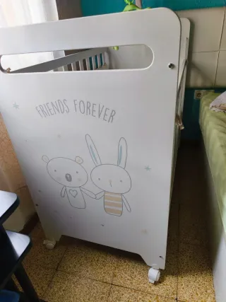 Cuna de bebé con colchón