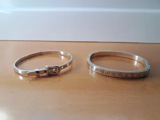 Pulseras plateada, con diferente diseño.