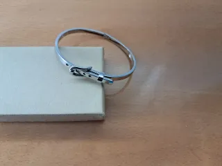 Pulseras plateada, con diferente diseño.