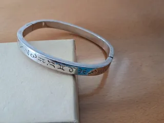 Pulseras plateada, con diferente diseño.