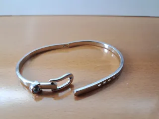 Pulseras plateada, con diferente diseño.