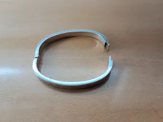 Pulseras plateada, con diferente diseño.