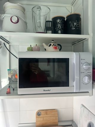 Microondas Bluesky Blanco con defectos en pintura.