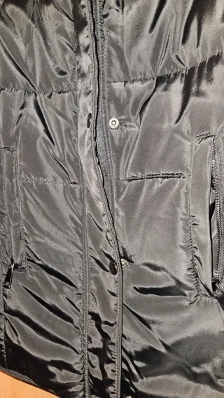 Anorak negro con cuello de pelo