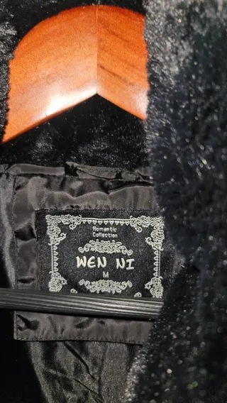 Anorak negro con cuello de pelo