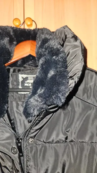 Anorak negro con cuello de pelo