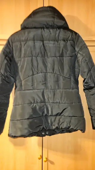 Anorak negro con cuello de pelo