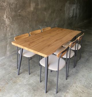 Mesa de comedor moderna madera y metal