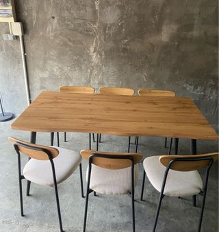 Mesa de comedor moderna madera y metal