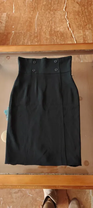 Falda negra de cintura alta