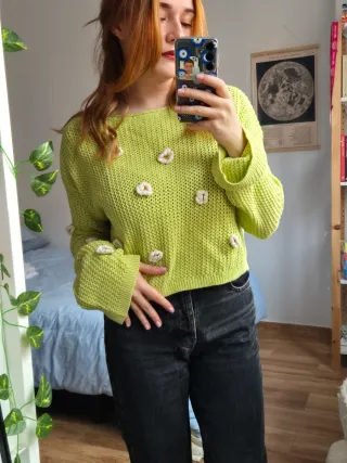 Jersey Cropped con flores 3D y manga acampanada