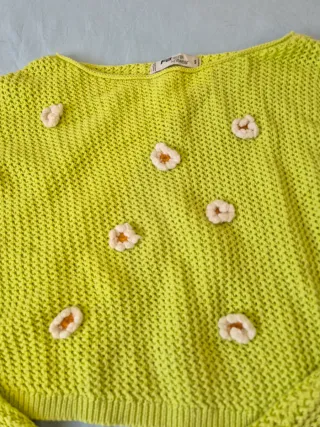 Jersey Cropped con flores 3D y manga acampanada