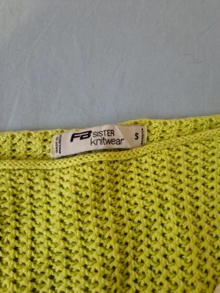 Jersey Cropped con flores 3D y manga acampanada