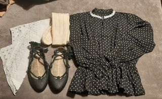 Set di abbigliamento e calzature: blusa, ciabatte, calzini e foulard