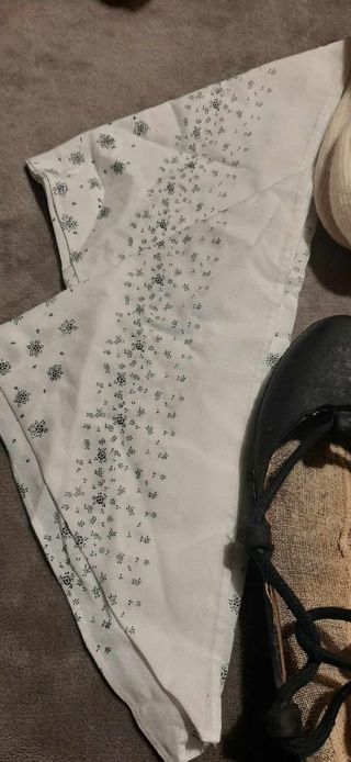 Set di abbigliamento e calzature: blusa, ciabatte, calzini e foulard