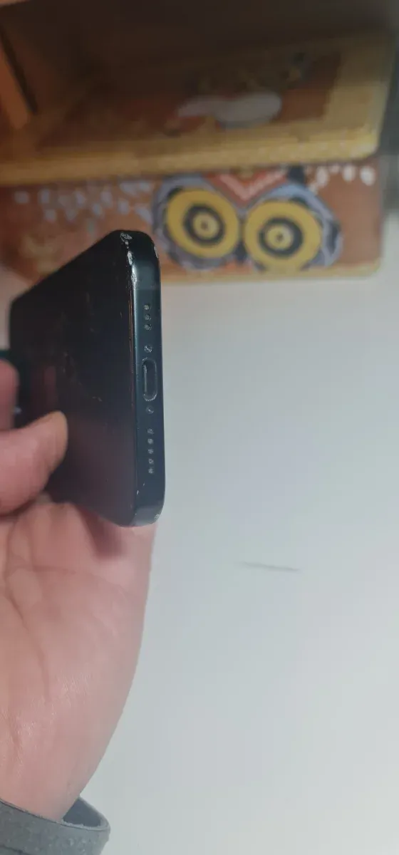 iPhone 15 Nero danneggiato