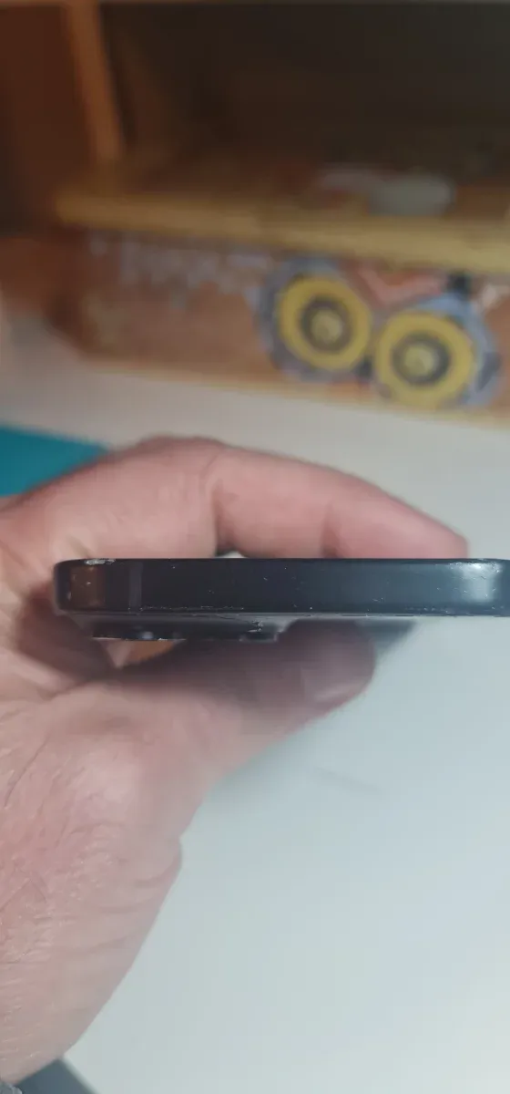 iPhone 15 Nero danneggiato