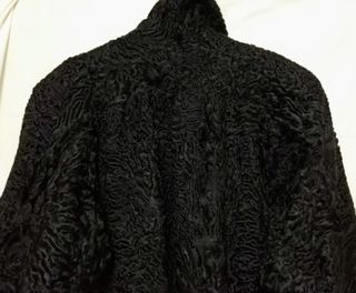 Abrigo largo de astracán negro