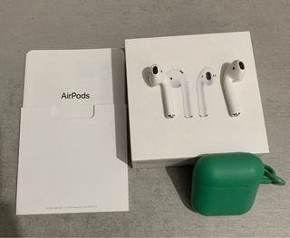 Auriculares Apple AirPods + Funda Verde