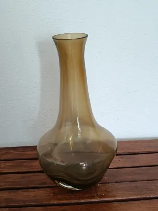 Jarra antiga de vidro castanho