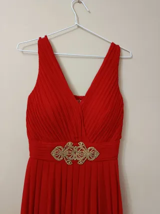Vestido de fiesta rojo con pedrería