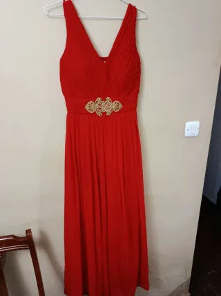 Vestido de fiesta rojo con pedrería