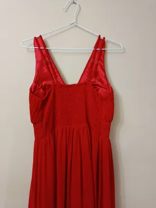 Vestido de fiesta rojo con pedrería