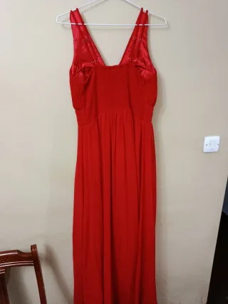 Vestido de fiesta rojo con pedrería