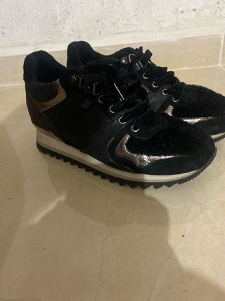Zapatillas negras y doradas