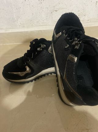 Zapatillas negras y doradas