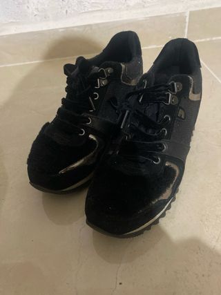 Zapatillas negras y doradas