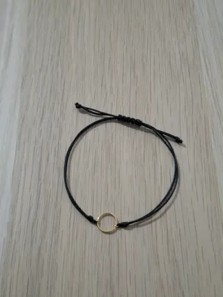Pulsera ajustable con aro dorado