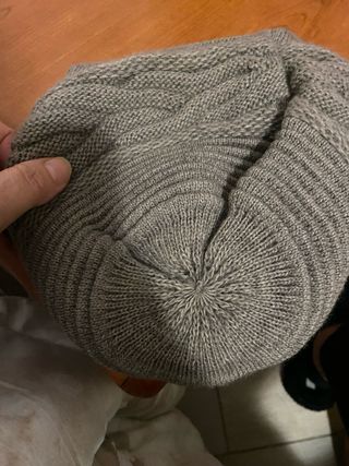 Cappello lana beige con spilla fiore oro