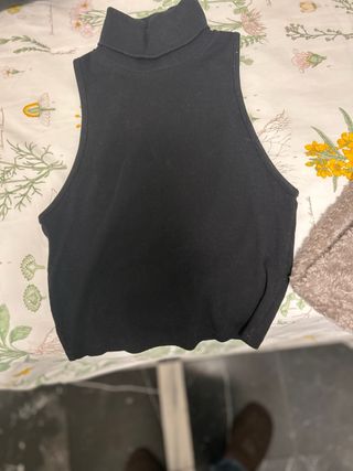 Camiseta sin mangas cuello alto negra
