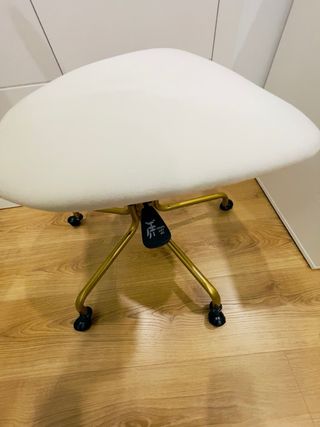 Silla de escritorio blanca con patas doradas