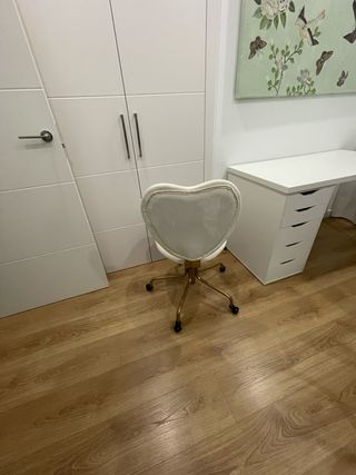 Silla de escritorio blanca con patas doradas