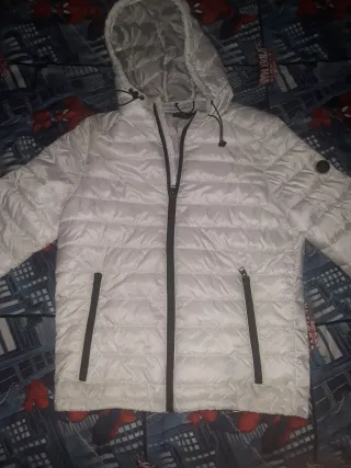 Chaqueta Bershka Blanca con Capucha