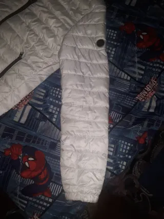 Chaqueta Bershka Blanca con Capucha